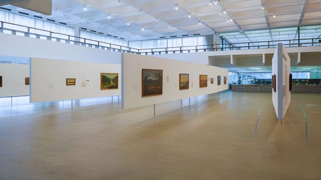 Galeria de arte no segundo subsolo do MASP na Avenida Paulista em São Paulo