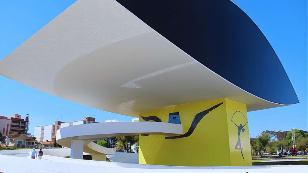 Museu Oscar Niemeyer em Curitiba conhecido como Museu do Olho projetado pelo arquiteto Oscar Niemeyer