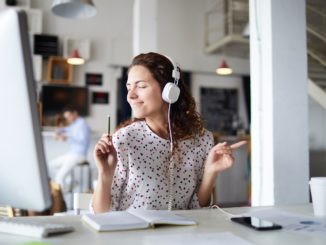 Profissional ouvindo música no trabalho