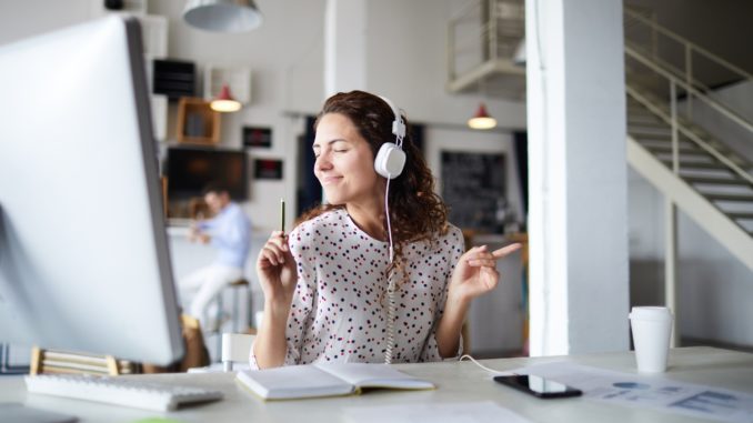 Profissional ouvindo música no trabalho