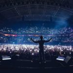 Show de sertanejo universitário com grande público vibrando com a música de Gusttavo Lima