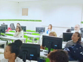 Sala de informática do Grau Técnico Tucuruvi em São Paulo com alunos participando de oficina de elaboração de currículos durante a Feira de Empregabilidade