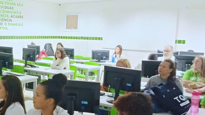 Sala de informática do Grau Técnico Tucuruvi em São Paulo com alunos participando de oficina de elaboração de currículos durante a Feira de Empregabilidade