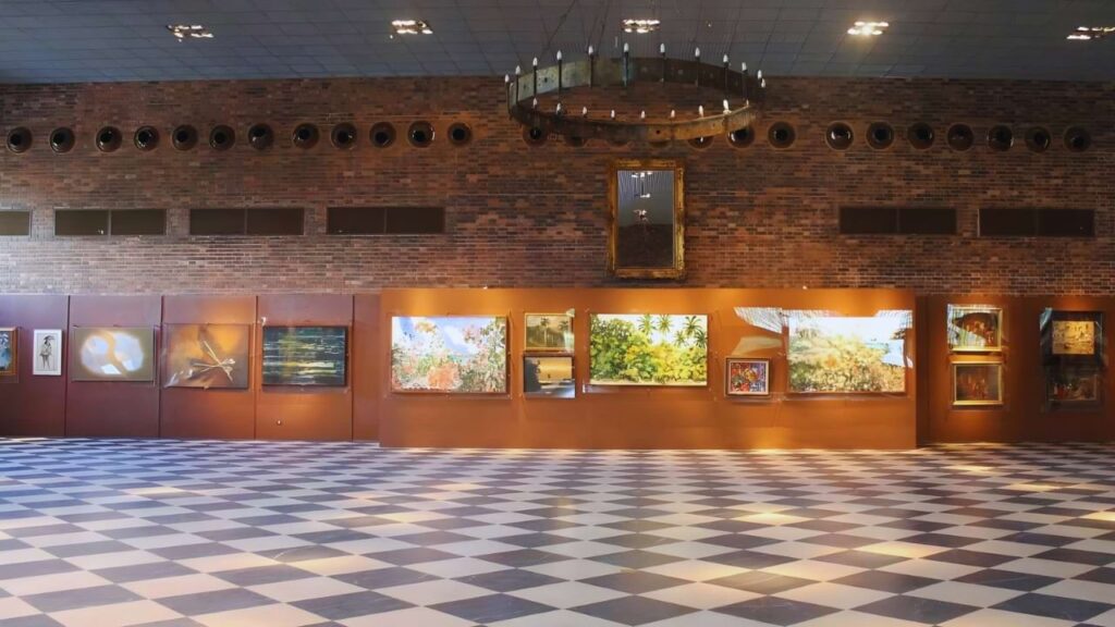 Galeria de arte do Instituto Ricardo Brennand em Recife com pinturas históricas expostas em salão de tijolos aparentes