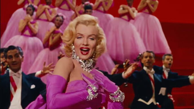 Marilyn Monroe em cena do filme Gentlemen Prefer Blondes (1953) com cores vibrantes do Technicolor