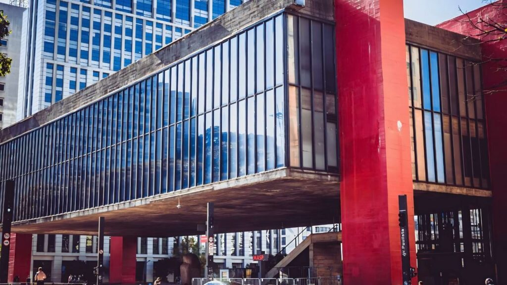 MASP na Avenida Paulista em São Paulo com estrutura suspensa projetada pela arquiteta Lina Bo Bardi