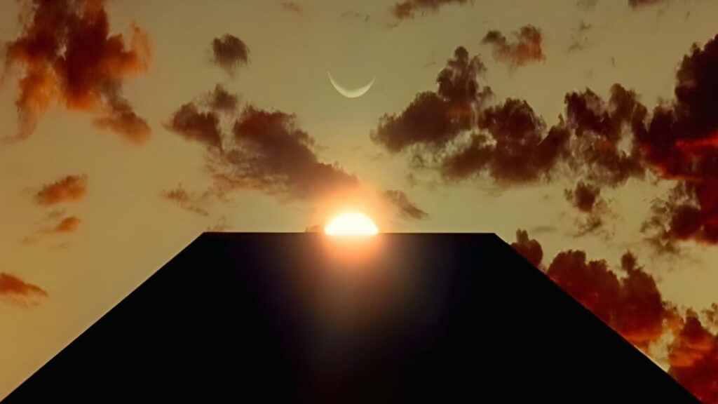 Monólito alinhado com o Sol e a Lua em 2001 Uma Odisseia no Espaço