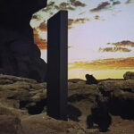 Monólito cercado por primatas na cena inicial de 2001 Uma Odisseia no Espaço