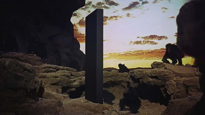 Monólito cercado por primatas na cena inicial de 2001 Uma Odisseia no Espaço