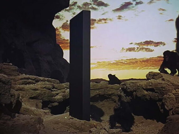 Monólito cercado por primatas na cena inicial de 2001 Uma Odisseia no Espaço