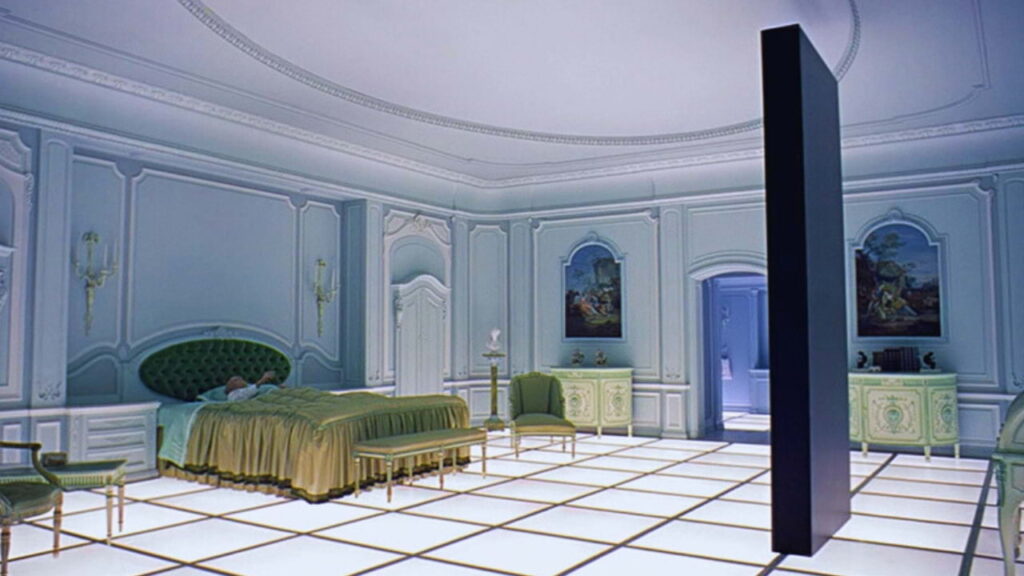 Monólito no quarto iluminado na cena final de 2001 Uma Odisseia no Espaço