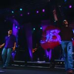 João Bosco & Vinícius cantando Magia e Mistério, frequentemente citada como a primeira música do sertanejo universitário.