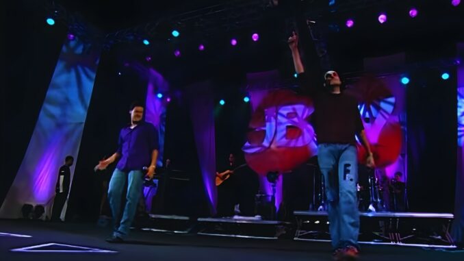 João Bosco & Vinícius cantando Magia e Mistério, frequentemente citada como a primeira música do sertanejo universitário.