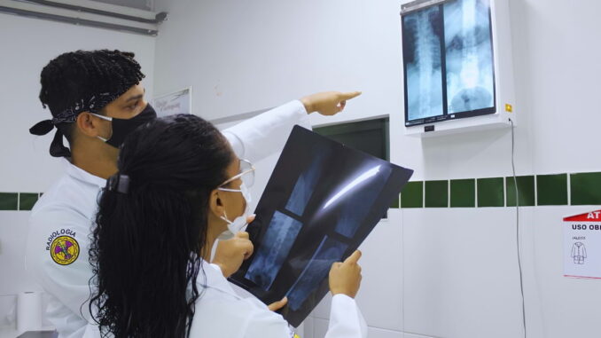 Alunos do Grau Técnico em aula prática