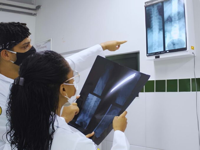 Alunos do Grau Técnico em aula prática